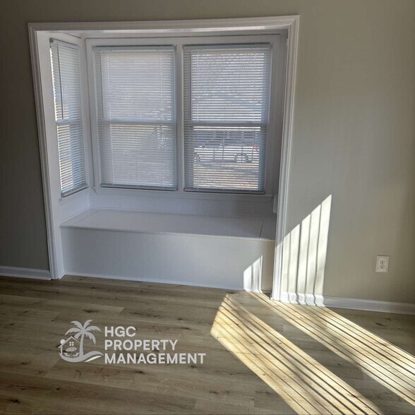 Building Photo - 404 Miles St