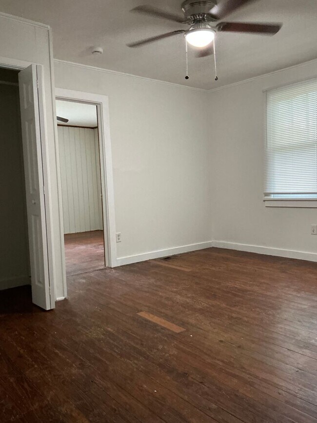 Building Photo - 3 bedroom / 1 bathroom house near St. Mary's/Beechwood/Alps Rd.