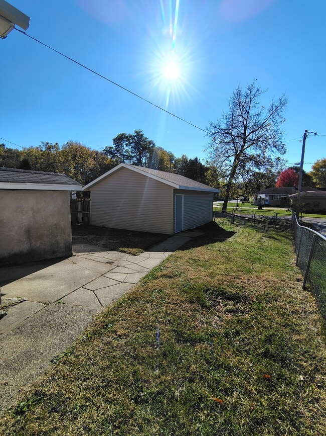 Building Photo - 1002 Montague St