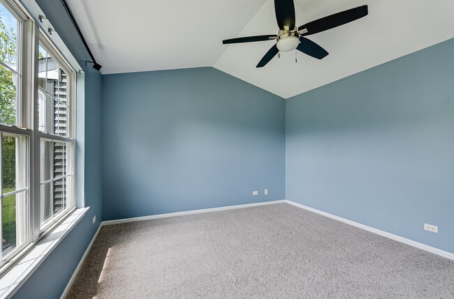 Building Photo - 913 Genesee Dr