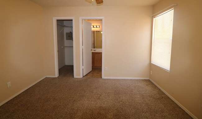 Building Photo - 3BR, 2BA, 2CG