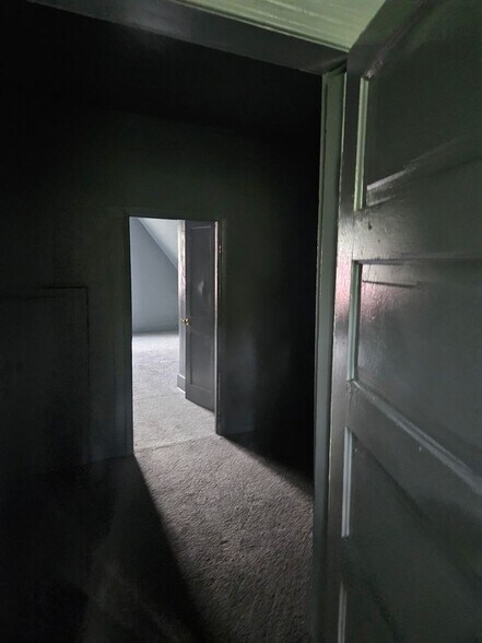 Building Photo - 1327 W Albany Pl