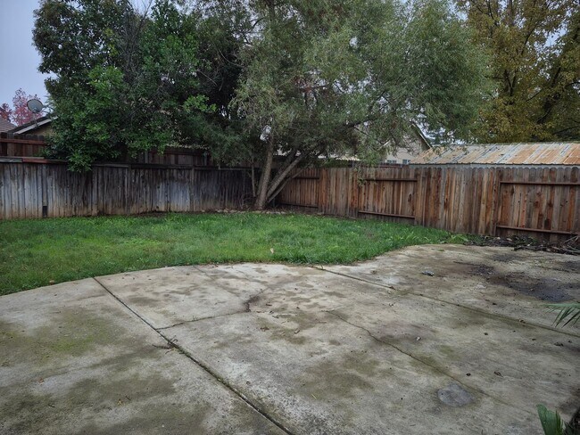 Building Photo - Adorable Spacious 3 Bdrm 3 Bath Home