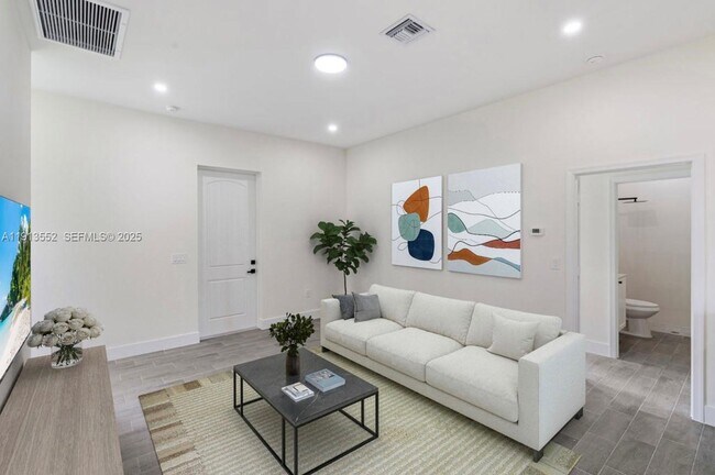 Building Photo - 710 Peacock Ave