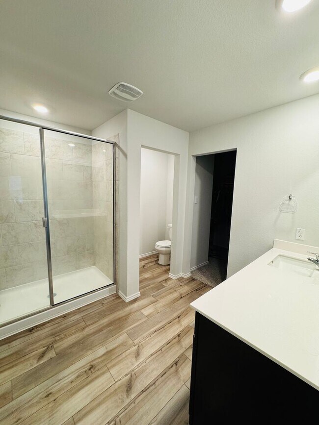 Building Photo - 3-bedroom 2-bathroom house!