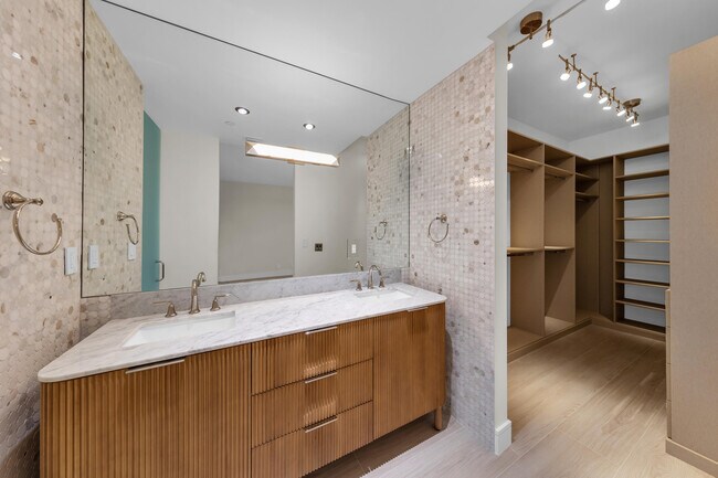 Building Photo - 7351 Promenade Dr