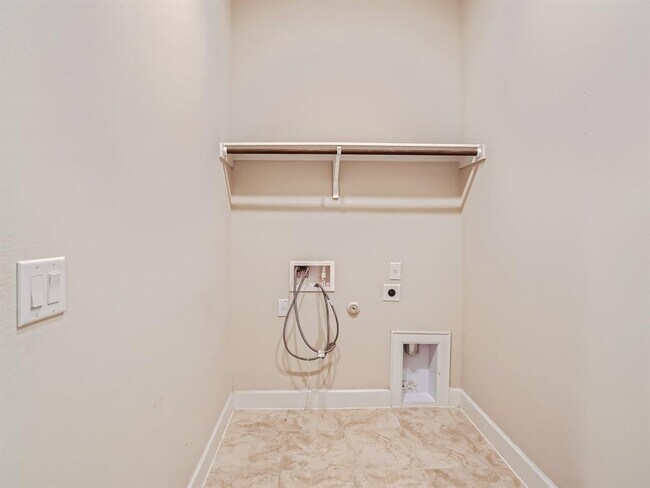 Building Photo - 2800 Sebring Cir