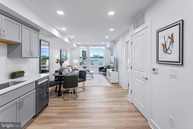 Building Photo - 701 N Henry St