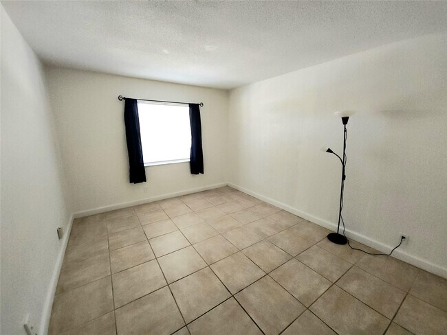 Building Photo - 2607 NE 8th Ave