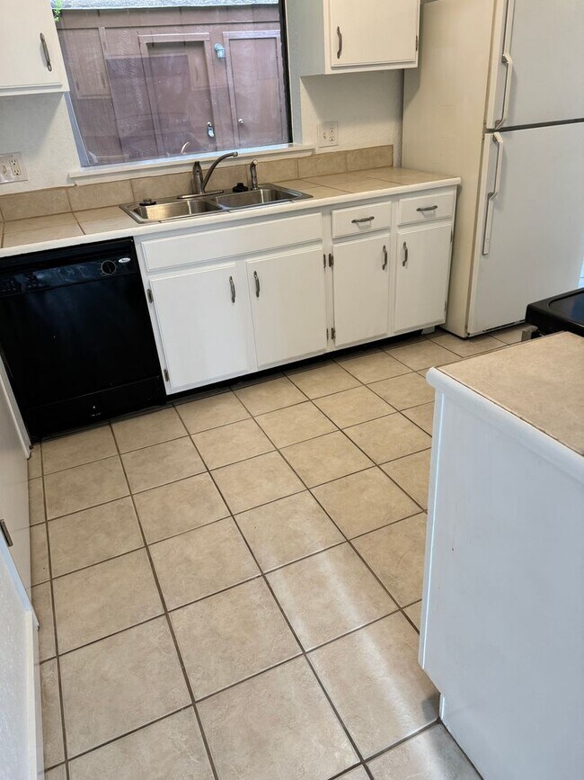 Building Photo - Fully furnished townhome for rent