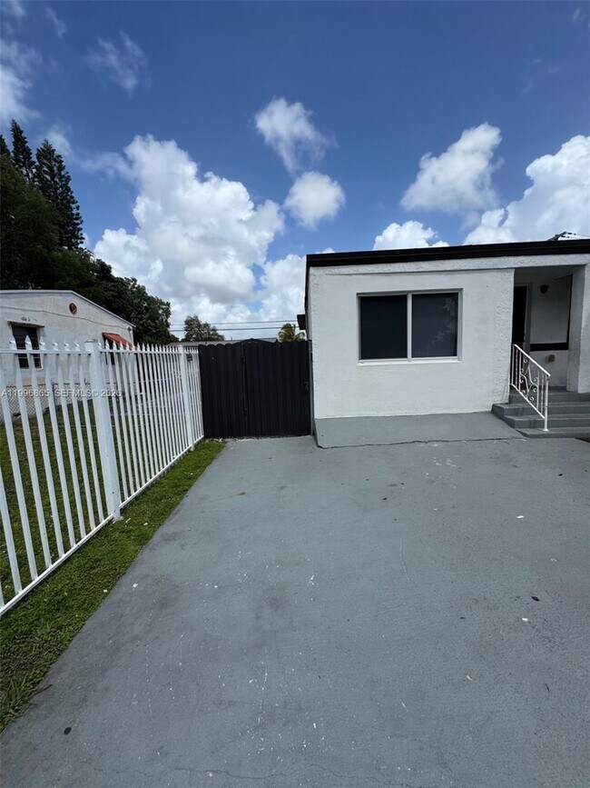 Building Photo - 1011 NW 145th St