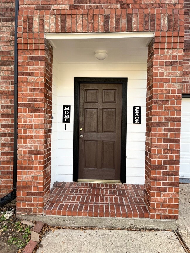 Building Photo - 2206 Laurel Oak Dr