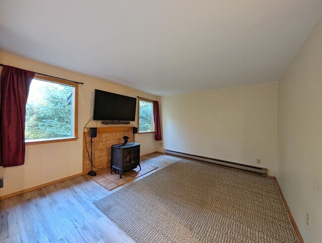 Building Photo - Unfurnished, 3Bd/1.5Ba Dgl Townhome, Long ...