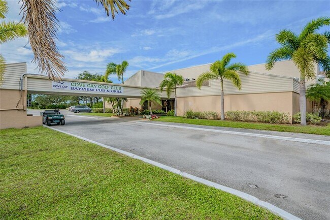 Building Photo - 2700 Cove Cay Dr