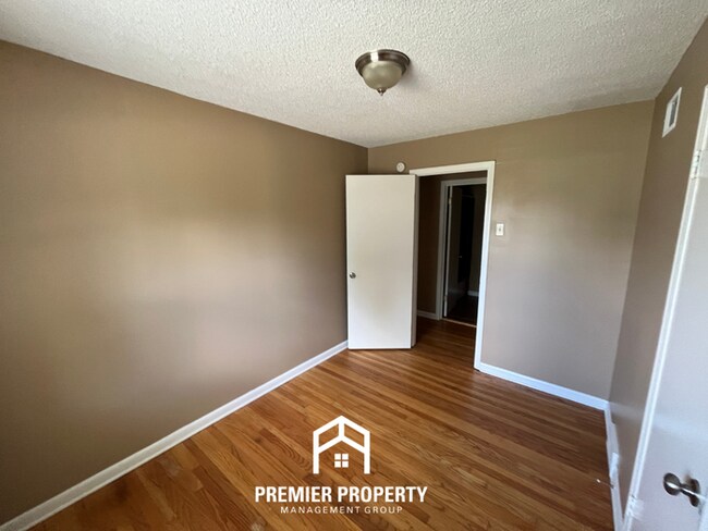 Building Photo - 3BR/1.5BA Memphis Rental with Tile Flooring, Brick Fireplace & Fenced Yard