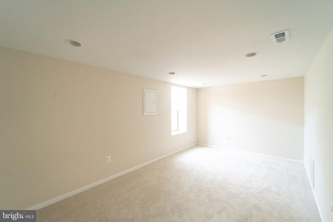 Building Photo - 2055 Pilgrim Dr