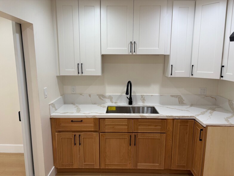 Building Photo - 1242 N New Hampshire Ave