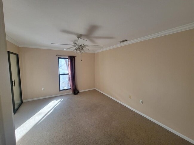 Building Photo - 23212 Plantation Dr NE