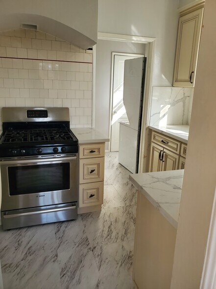 Building Photo - 1070 Masselin Ave