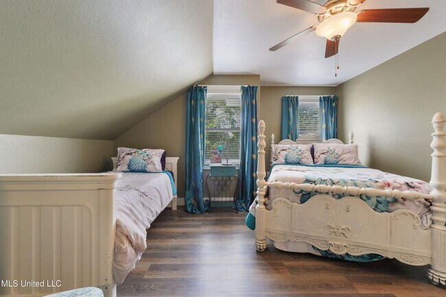 Building Photo - Spacious 5 bed, 4 bath home sits right ins...