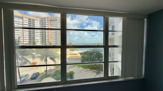 Building Photo - Spacious One Bedroom Two Bath Condo with P...