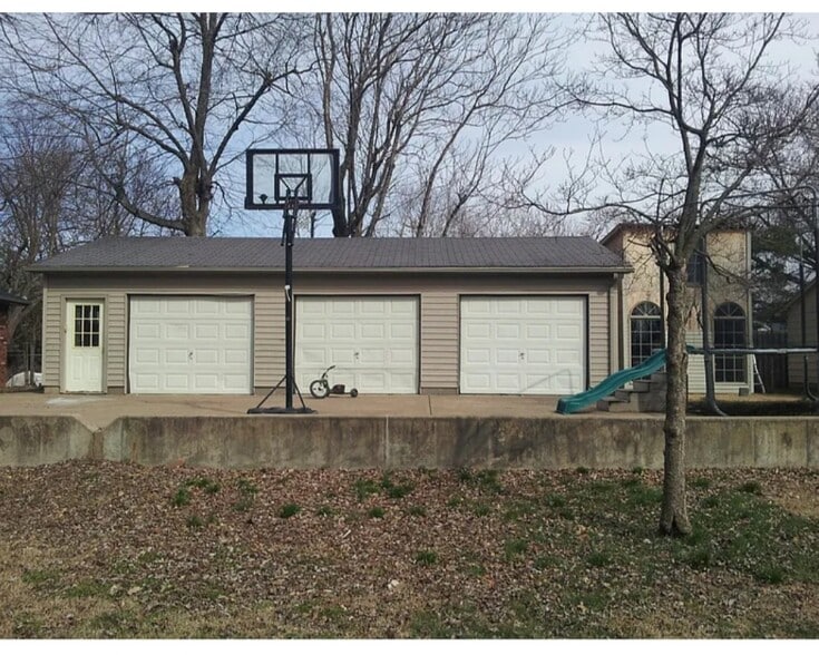 Building Photo - 2257 E Eichel Ave