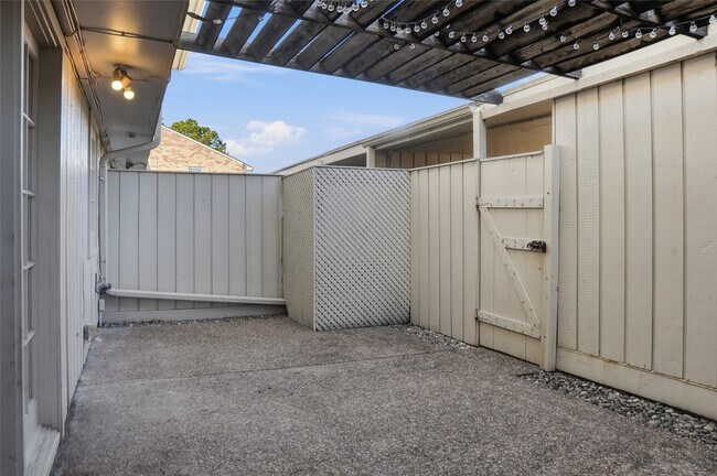 Building Photo - 5817 Valley Forge Dr