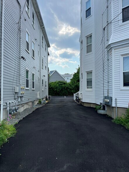 Building Photo - 132 Buttonwood St