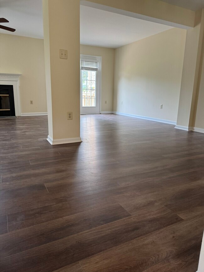 Building Photo - 15538 Port Washington Ct