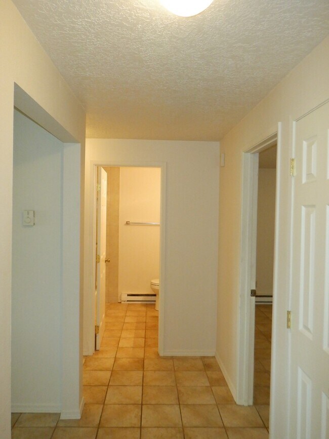 Building Photo - Conveniently Located 2 Bed/1 Bath Unit on ...