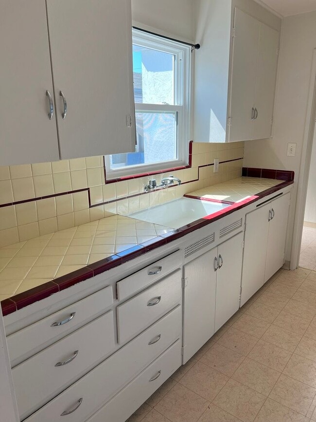 Building Photo - CHARMING 1bd/1ba DUPLEX TUCKED AWAY OFFTHE...