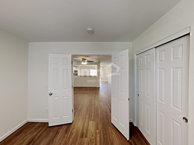 Building Photo - 12433 W Willow Ave