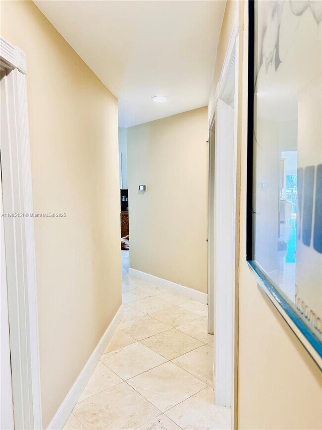 Building Photo - 484 Commodore Cir