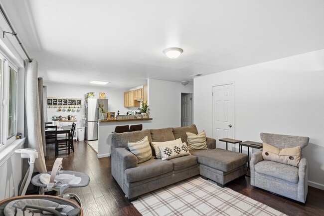Living Room - 5580 Traffic Way