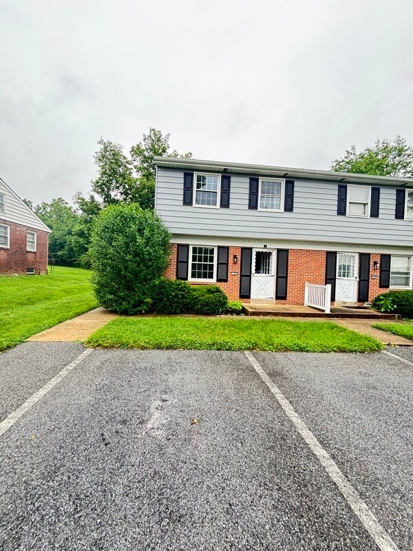 Primary Photo - 136 Crestmont Ave