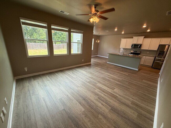 Building Photo - Open concept 4 bed, 2.5 bath home with fen...