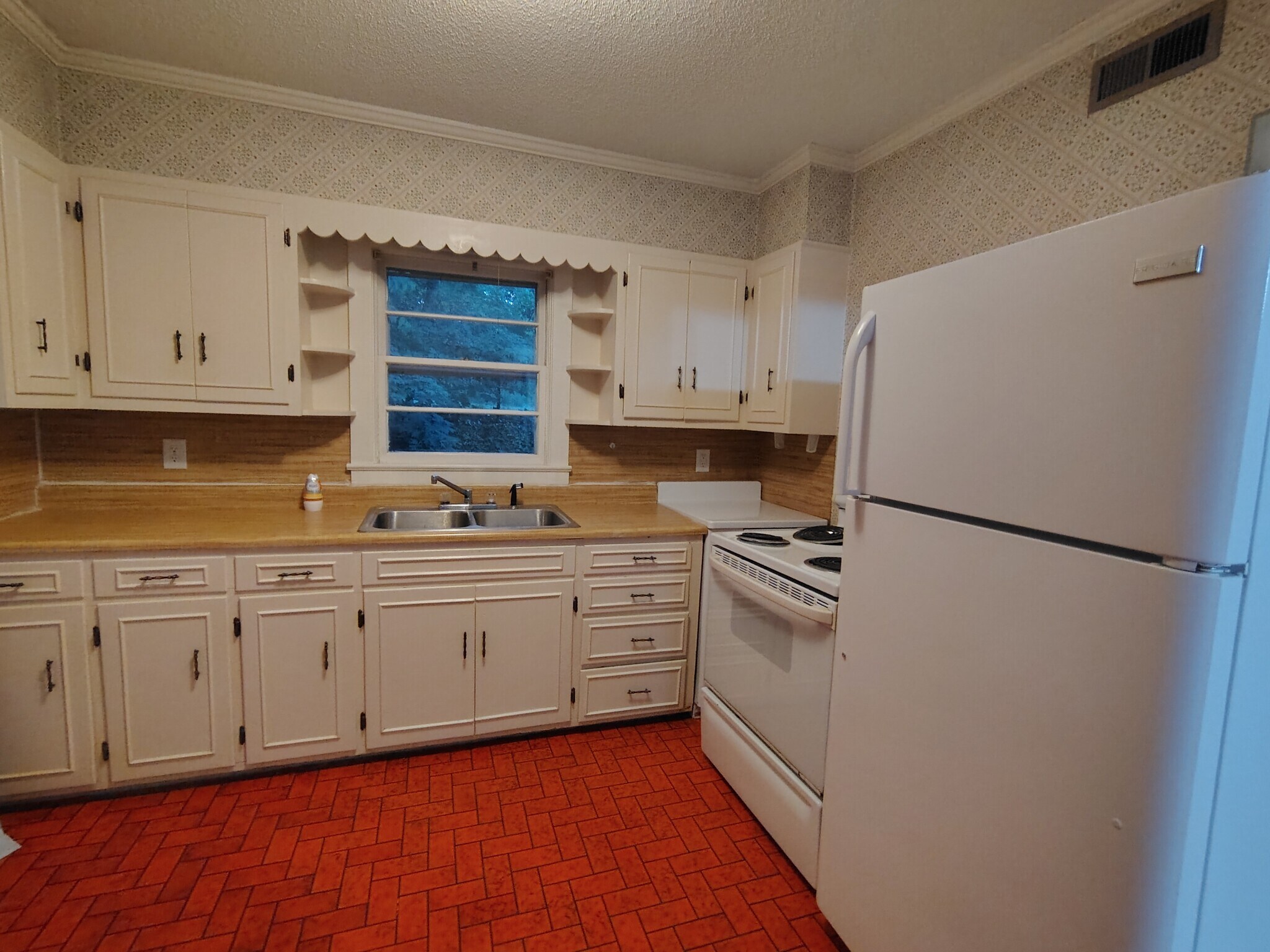 Kitchen - 121 3rd Ave NE