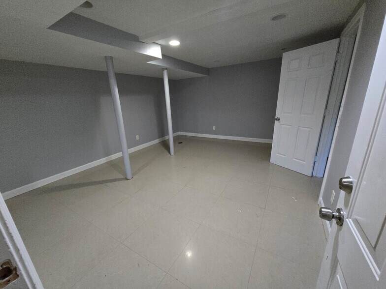 Building Photo - 2297 Glendale Dr