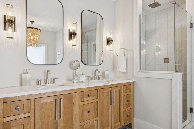 Building Photo - 2310 Vaulx Ln