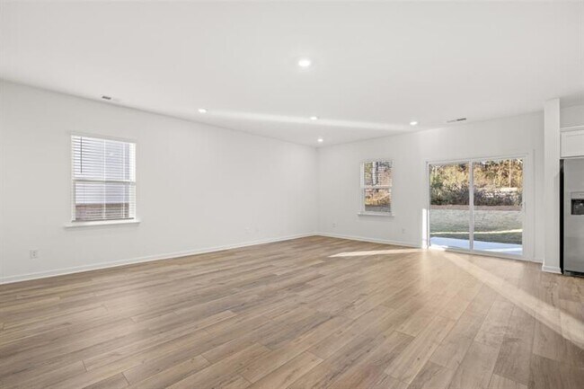 Building Photo - 874 Evergreen Rd