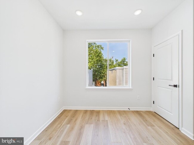 Building Photo - 1326 S Gross St