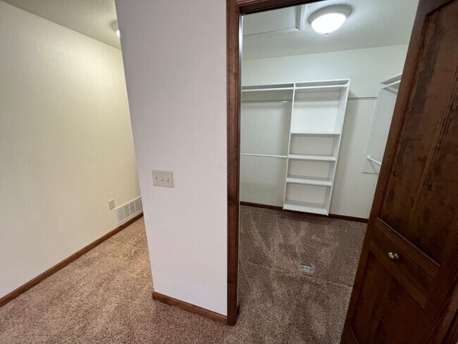 Building Photo - 409 S Broadway Ave