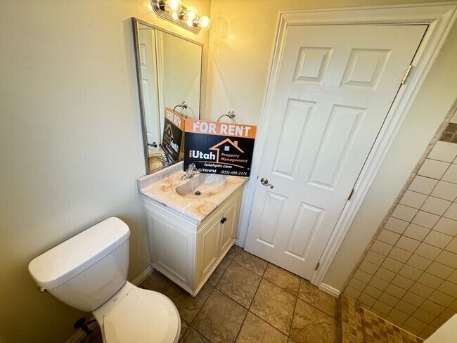 Building Photo - 4 bed 2 bath 2 car garage. Dog Friendly