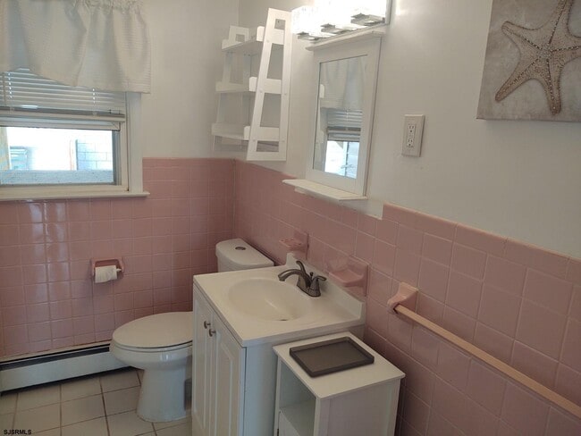 Building Photo - 701 E Beach Ave