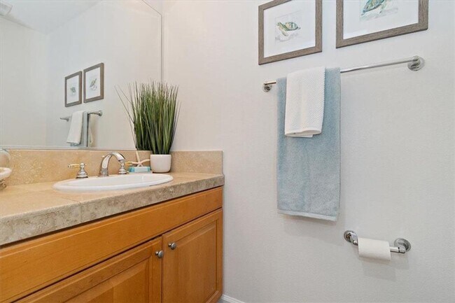 Building Photo - 3 Bedroom + Bonus Room End Unit Townhome