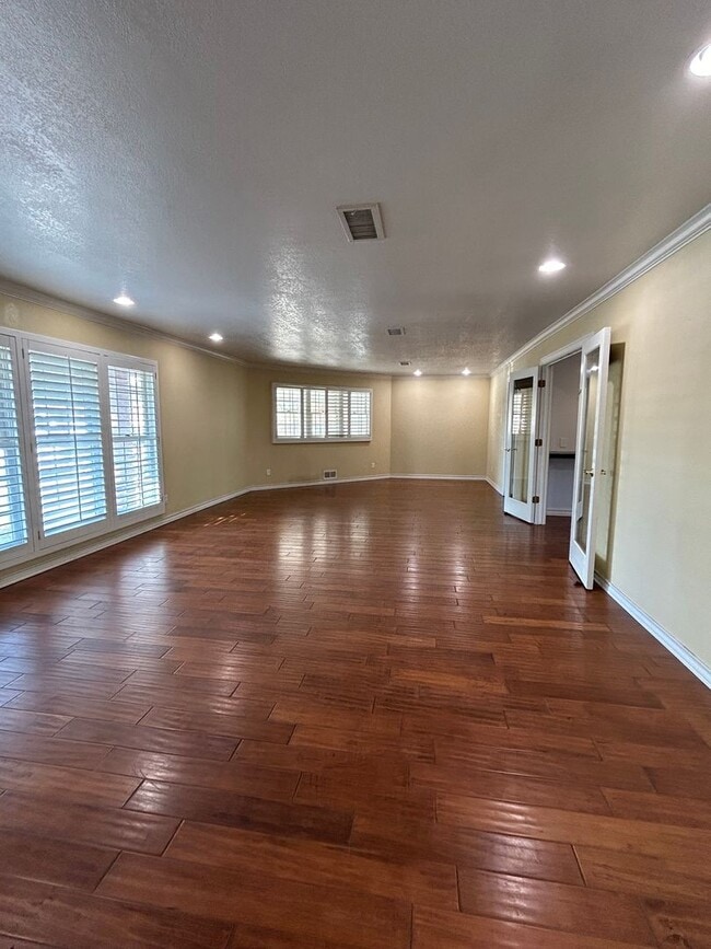 Building Photo - Beautiful Large Family Home!!!