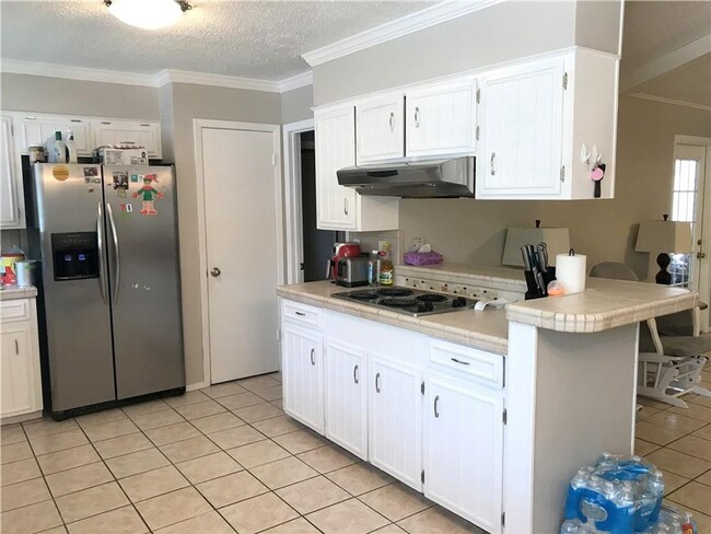 Building Photo - 5 Bedroom 3 Full Baths on the Southside