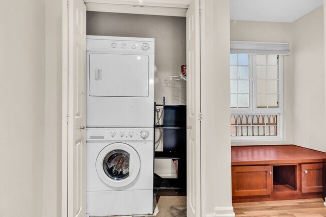 Building Photo - 1 Bedroom Condo in Mission Hills