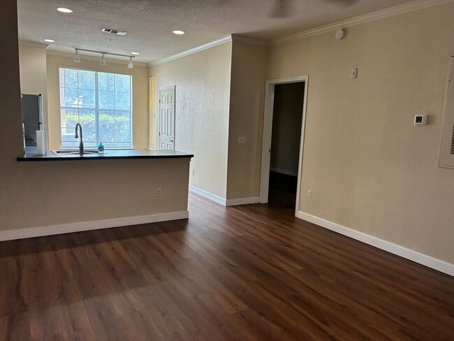 Building Photo - 860 N Orange Ave
