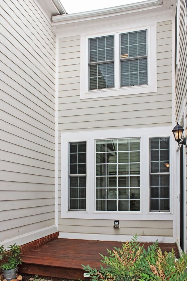 Building Photo - Garage townhome in Belvedere